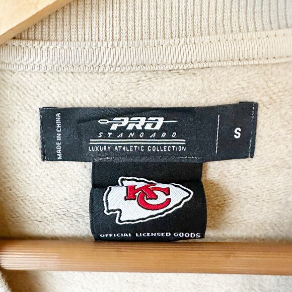 Kansas City Chiefs Women’s Cropped Sweatshirt Pro Line NFL Crewneck Tan Pullover - Picture 4 of 10